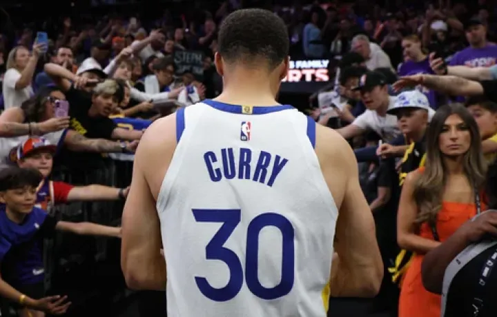 Steph Curry quiere "ganar y terminar su carrera" con los Warriors, dice el gerente general Mike Dunleavy, pero &iquest;podr&aacute; hacer ambas cosas?