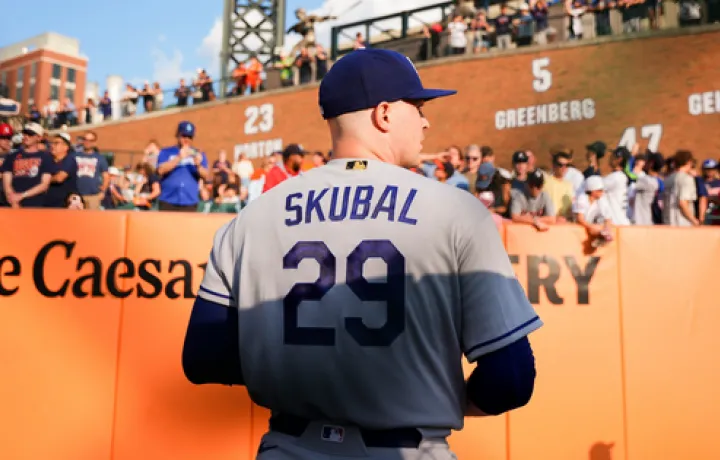 Tarik Skubal emocionado por su regreso a Detroit con los Dodgers, enfrenta reacciones mixtas de los fan&aacute;ticos de los Tigres