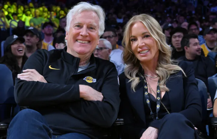 Tres grandes preguntas despu&eacute;s de la impactante venta de los Lakers: &iquest;La Dodgerificaci&oacute;n en suspenso? &iquest;Qu&eacute; significa esto para un equipo de Las Vegas?